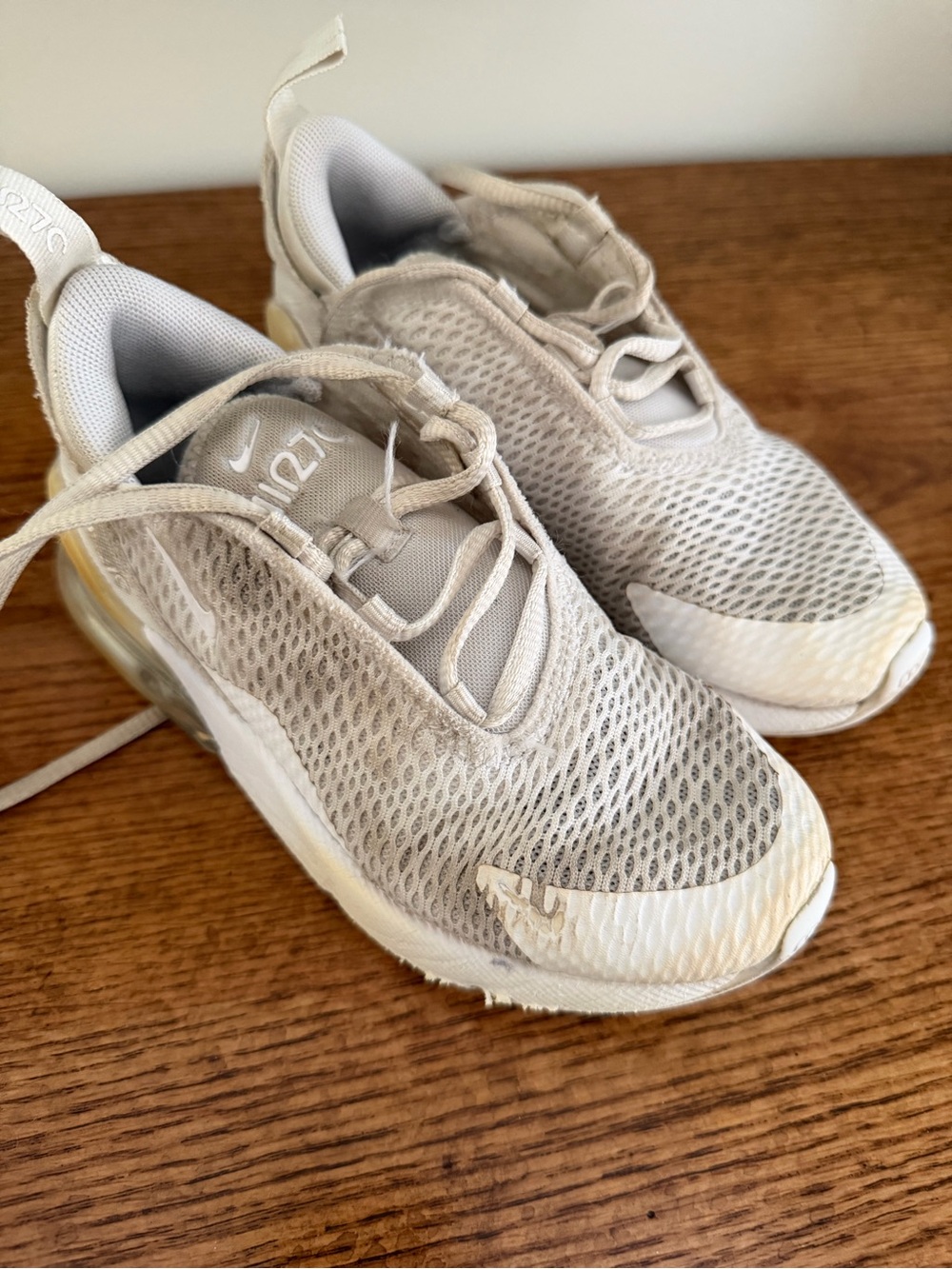 Nike Kids Air Max 270 in Light Beige and White